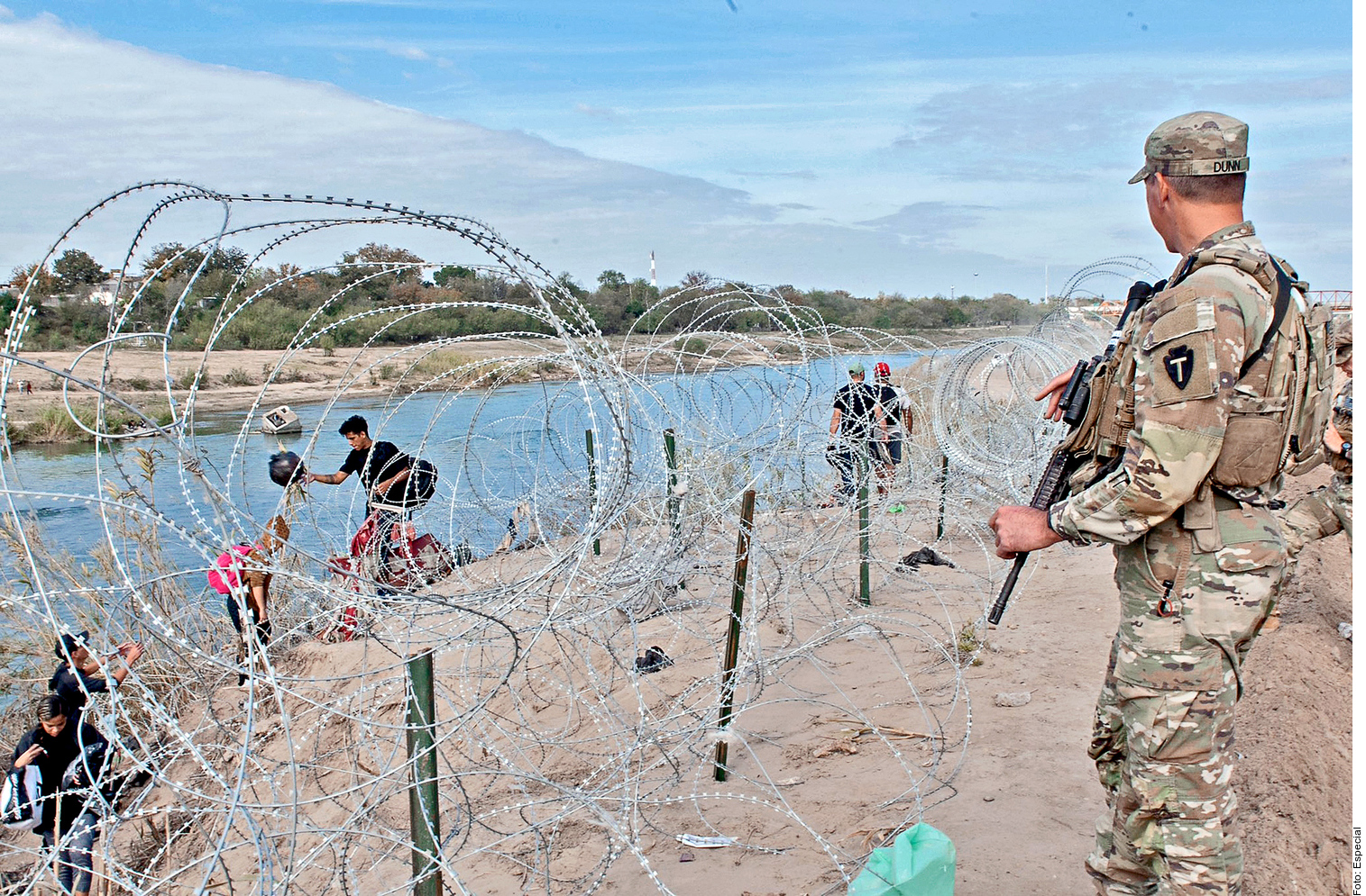 Arrecian las acciones para impedir el paso de inmigrantes a EEUU: La Patrulla Fronteriza tiene prohibido cortar el alambrado de púas en Texas