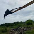 Una montaña de basura hizo colapsar el puente en Puerto Caballo