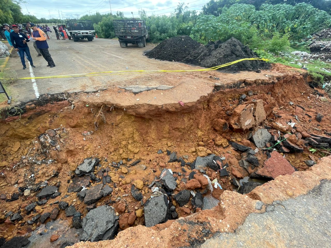 Una montaña de basura hizo colapsar el puente en Puerto Caballo