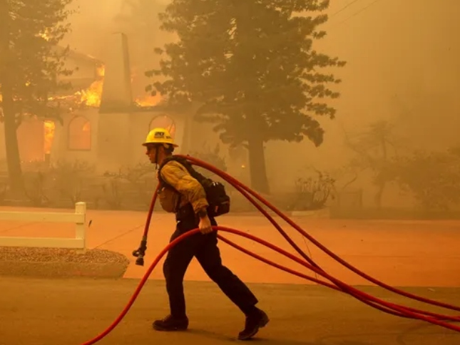 Incendio avanza a velocidad 