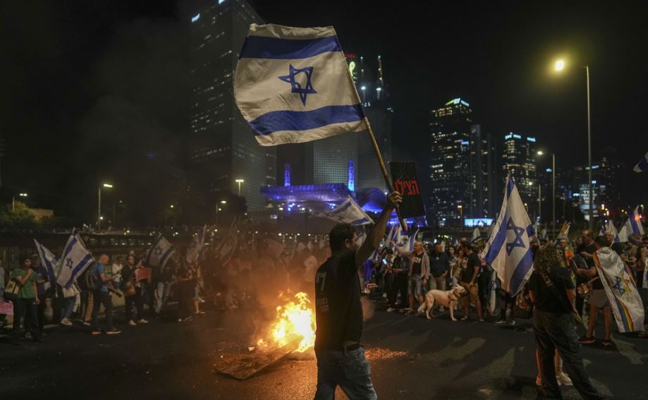 Despiden al ministro de Defensa y estallan las protestas en Israel