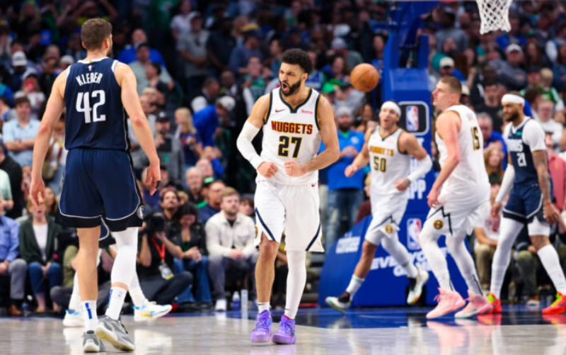 Nuggets supera a Mavericks en un duelo reñido