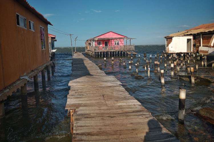 Rehabilitan más de 70 palafitos en la parroquia Coquivacoa