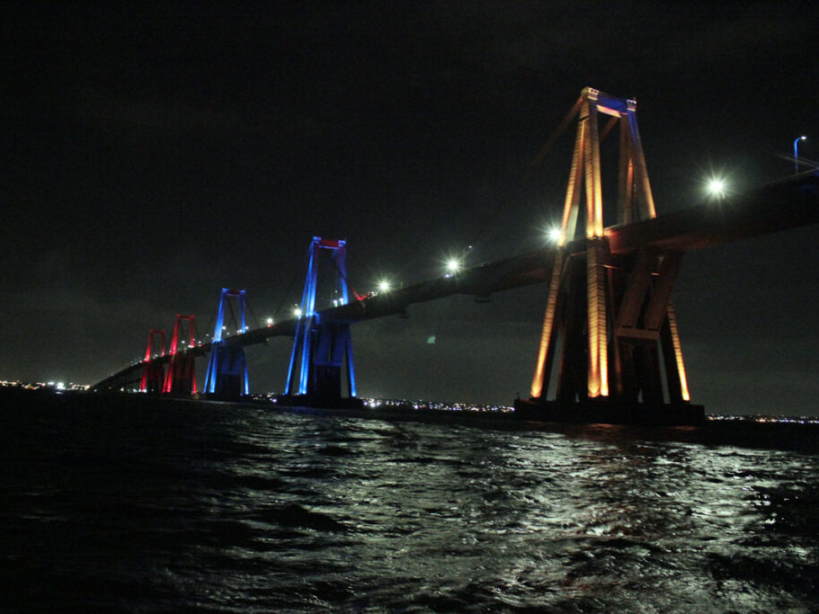 Rehabilitan el paso del Puente sobre el Lago y encienden sus luces en honor a La Chinita