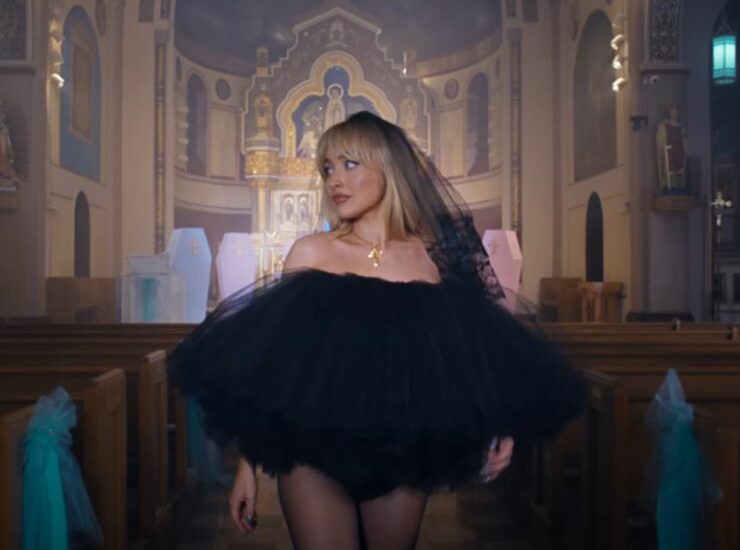 Destituyeron a sacerdote por permitir que Sabrina Carpenter grabara un videoclip en su iglesia de Nueva York