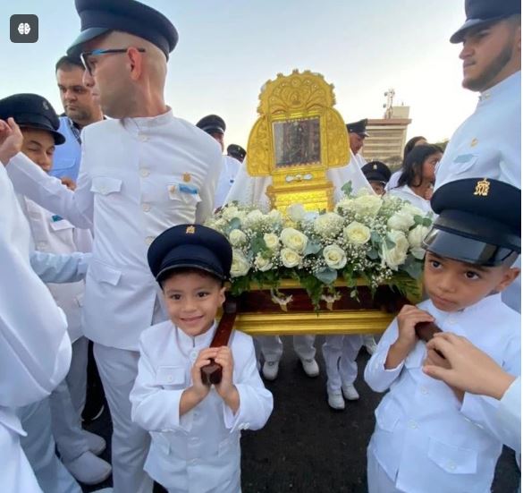 Servidores de María tienen su propio lenguaje  en procesión de la Chinita: Se desplazan en forma de vaivén