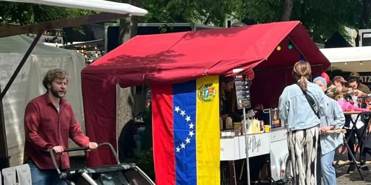 Venezolano en Alemania triunfa con perros calientes a lo criollo