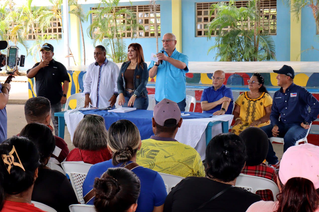 Gustavo Fernández entregó 125 nomenclaturas en el barrio Fuerza Bolivariana de la parroquia Domitila Flores