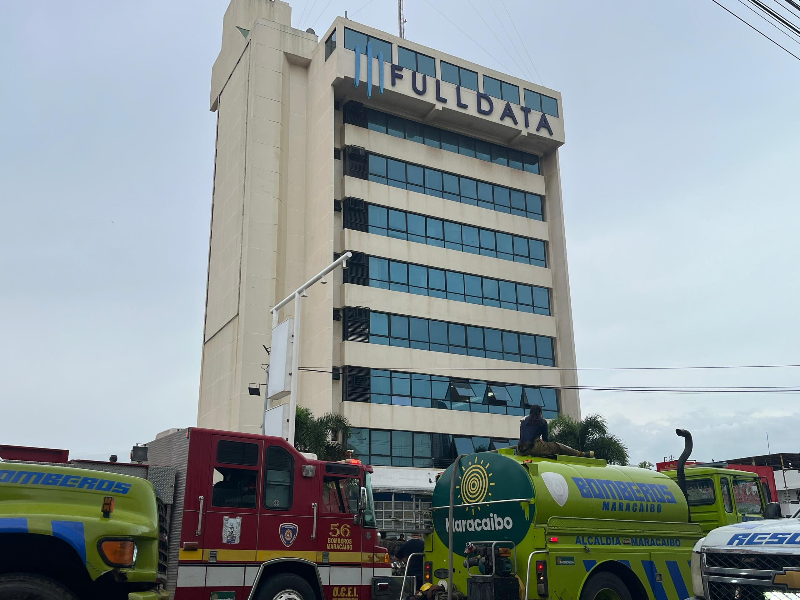 Controlan incendio en edificio de FULLDATA: Trabajan para restablecer el servicio