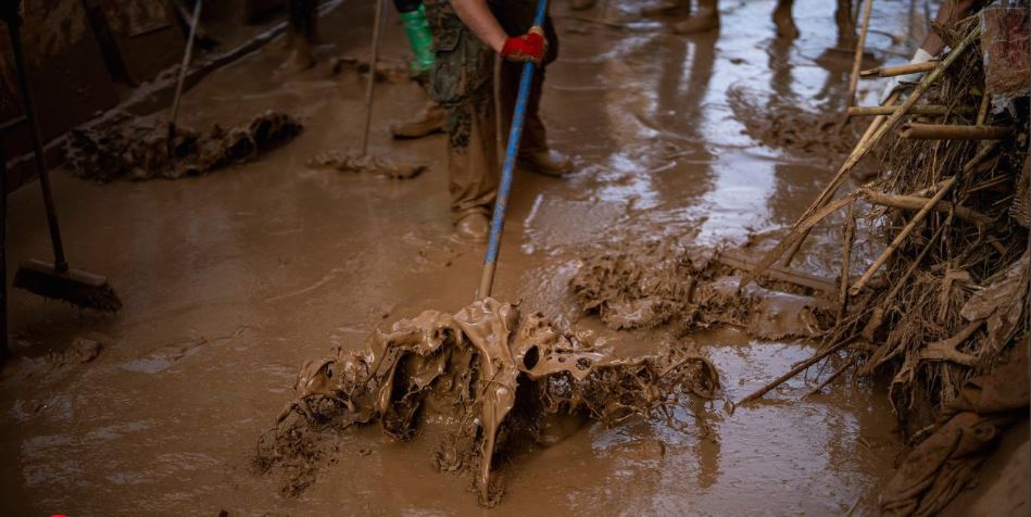 Comunidad española devastada por las inundaciones advierte del riesgo de infección por contacto con el barro contaminado