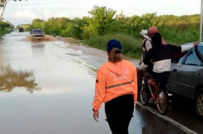 Limitan paso vehicular en la carretera Falcón-Zulia por crecida del río