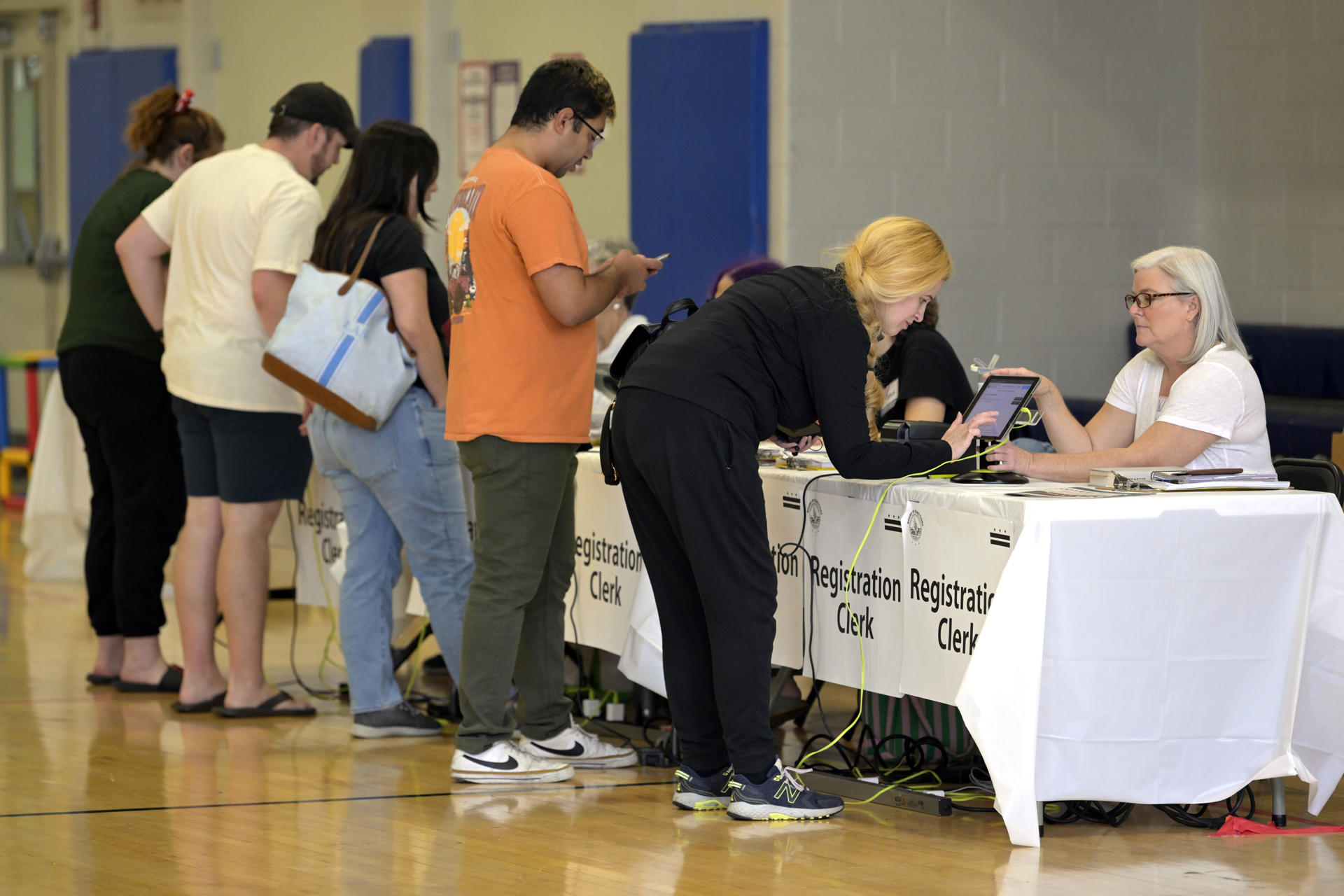 Empiezan a abrir los centros de votación en EEUU para elegir entre Harris y Trump