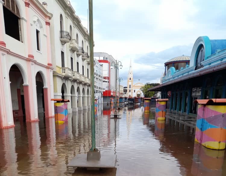 Como una pequeña Venecia: Así quedó la Plaza Baralt de Maracaibo después del torrencial aguacero de este sábado 02-Nov