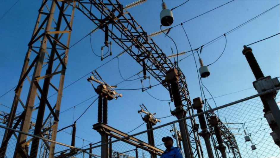 Reportan fuerte fluctuación eléctrica en varias zonas del país