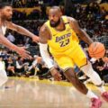 LeBron James brilló con un triple-doble en la victoria de Lakers