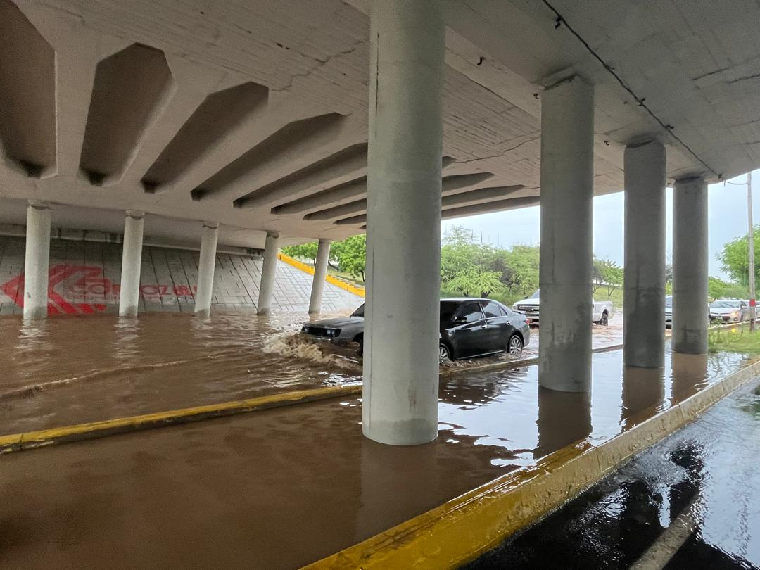 Las calles de Maracaibo se vuelven a inundar tras más de cuatro horas lloviendo