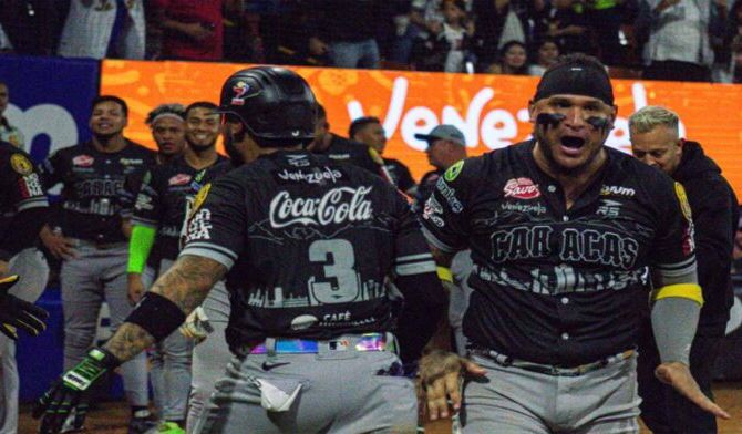 Leones apabulló a Tiburones en el Universitario de Caracas