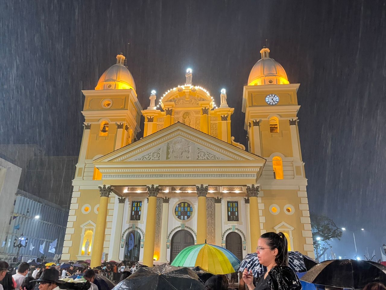 Una lluvia como lágrimas de bendiciones de la Chinita sorprendió a los zulianos al amanecer en la Basílica