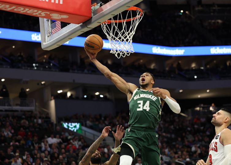 Bucks triunfó como local ante los Bulls