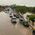 Colapso en la C-1: Vehículos fueron arrastrados por fuertes lluvias y sus conductores se bajaron de sus unidades ante el peligro