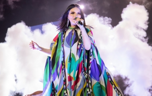 Laura Pausini sufrió aparatosa caída en pleno escenario: Parece que se enredó con su sofisticado atuendo, muy similar a una manta guajira