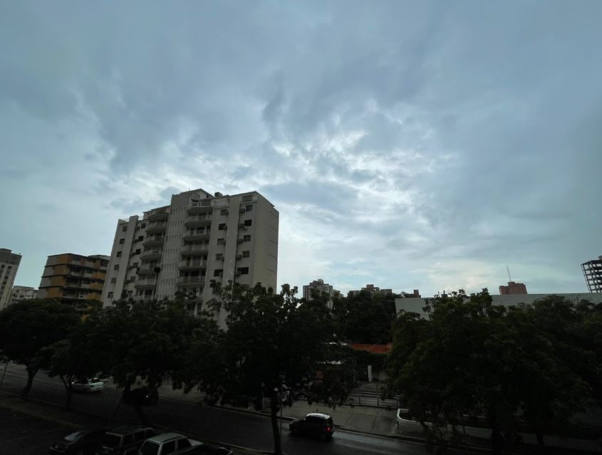 Truena en Maracaibo y la gente acelera el paso para que no le caiga el palo de agua