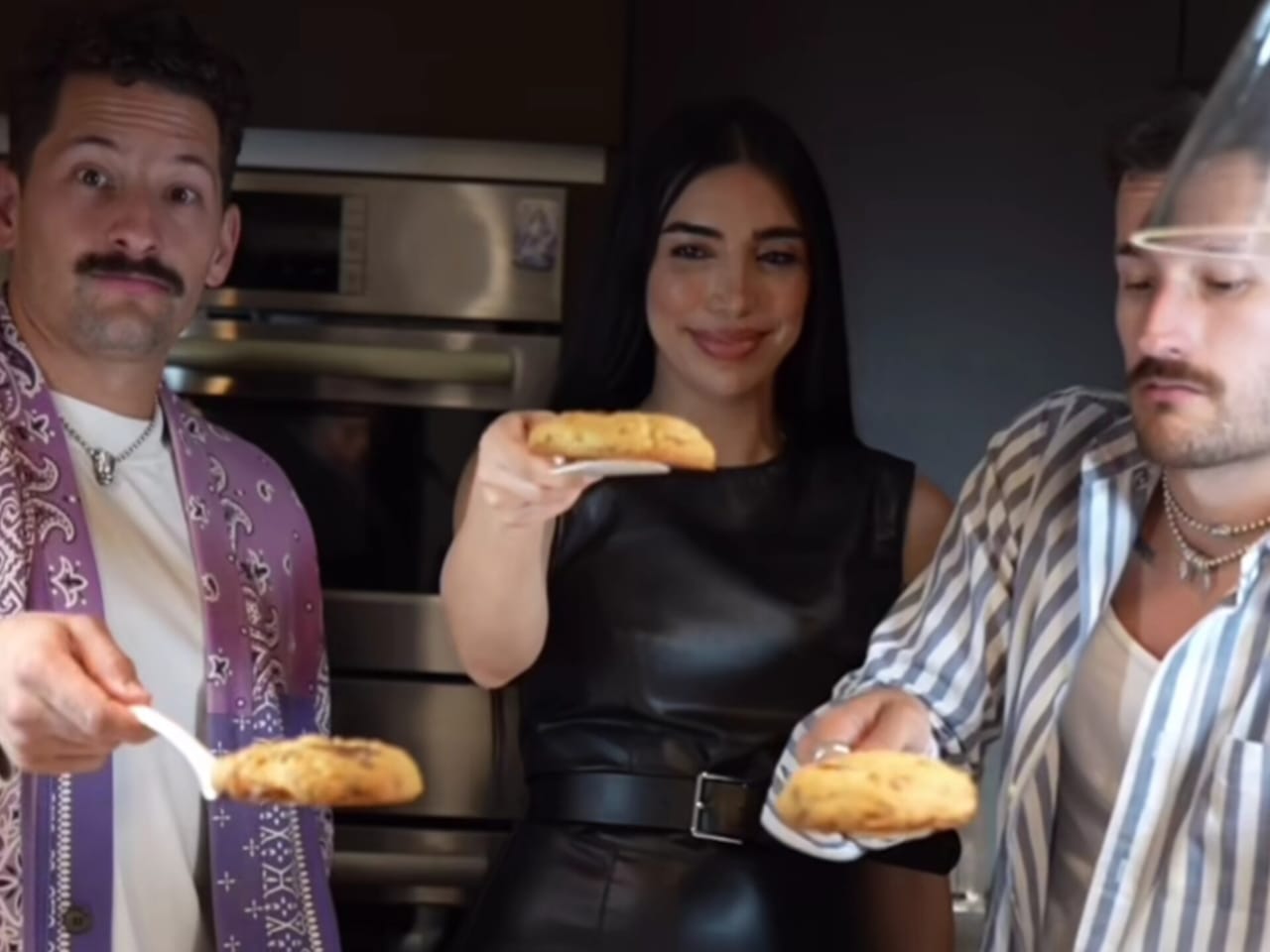 Mau y Ricky se juntaron con Surthy Cooks para hornear y repartir galletas: Qué bonito gesto