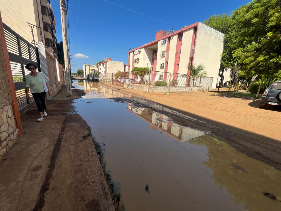 Bote de aguas negras en la Av. Guajira tiene dos meses afectando a más de 350 familias en El Cují