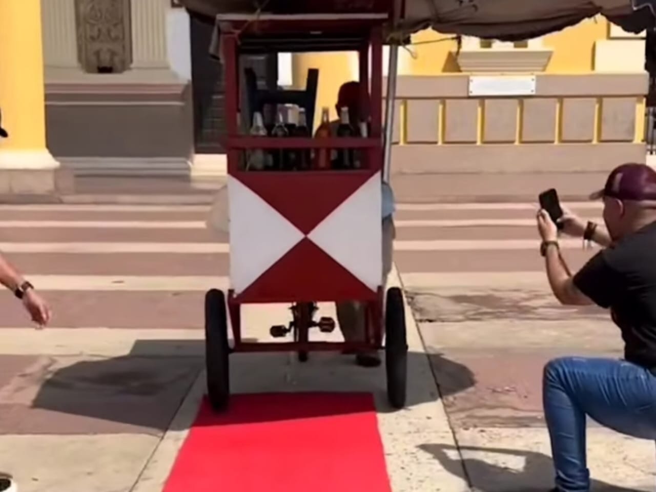 Unos guachafiteros se fueron pal centro y le extendieron la alfombra roja a los maracuchos: Vea las reacciones