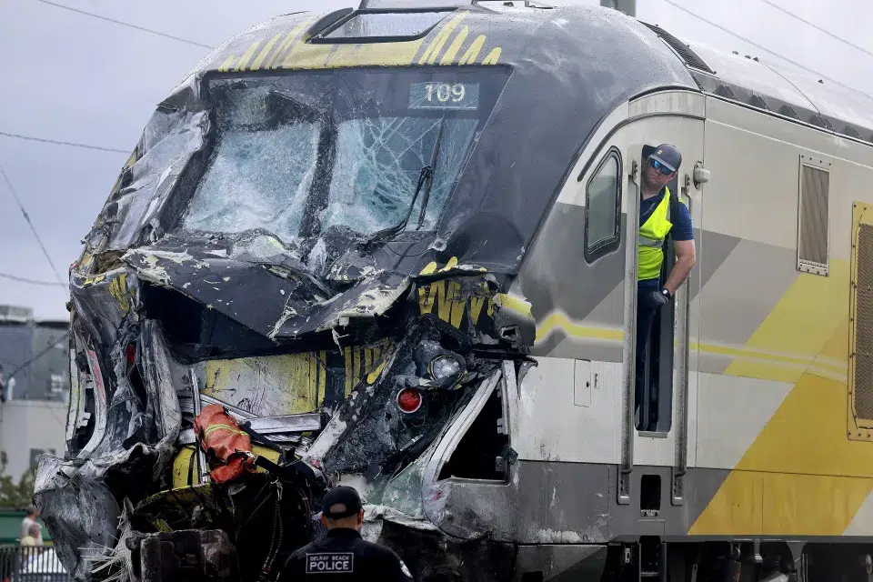 Tren choca con camión de bomberos en Florida y deja varios heridos