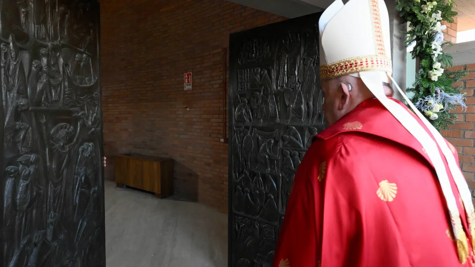 El papa Francisco abrió la Puerta Santa en la cárcel de Rebibbia, en Roma: 