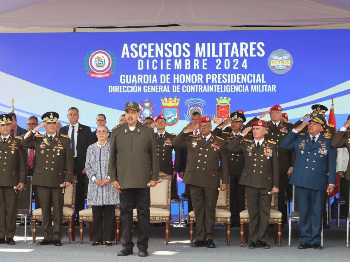 Nicolás Maduro lideró acto de ascensos al personal profesional de la Guardia de honor Presidencial y la DGCIM