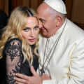 Madonna desata polémica con unas fotos abrazando al papa Francisco generadas por IA