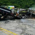 Colisión entre un autobús, un camión y un auto deja 38 muertos en Brasil