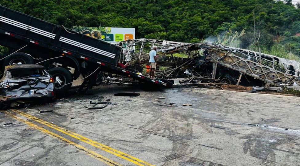 Colisión entre un autobús, un camión y un auto deja 38 muertos en Brasil