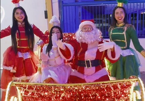 Santa cambió los renos por lindas princesas: Lo acompaña El Grinch