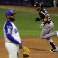 Leones superan a Tiburones en polémico encuentro