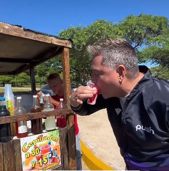 Así brindó Daniel Sarcos un cepillao en La Vereda del Lago con leche arriba, abajo y en el medio