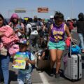 Migrantes venezolanos huyen de centro poblado de Ayacucho, Perú, ante ultimátum de 24 horas impuesto por la comunidad