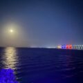 El Lago de Maracaibo brilla bajo la luna: un espectáculo de luz y color