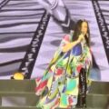 Laura Pausini y su peculiar manera de bajar las escaleras tras su aparatosa caída