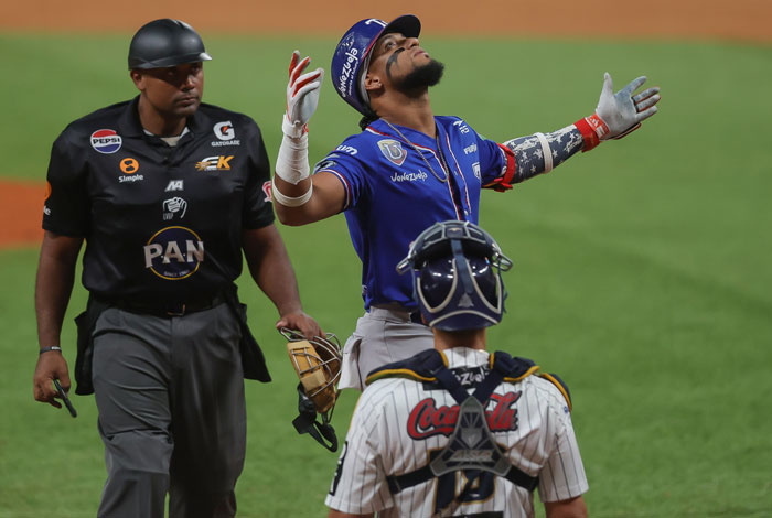 Tiburones vapuleó 10-1 a Leones en el Monumental