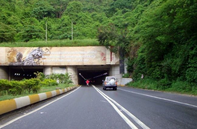 Una PNB muerta y su acompañante herido al ser arrollados en la autopista Caracas-La Guaira