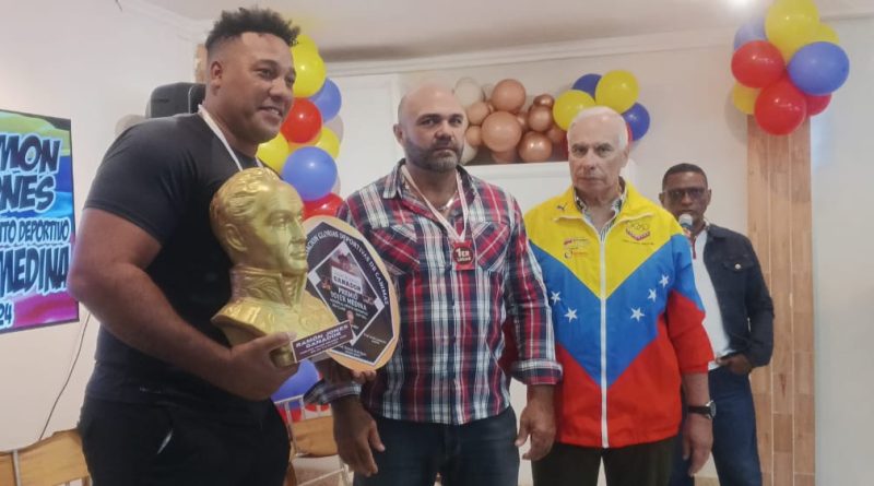 Glorias Deportivas de Cabimas entregan el premio honor al mérito deportivo «Yojer Medina»