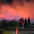 FUEGO en el basural enfrentan los bomberos