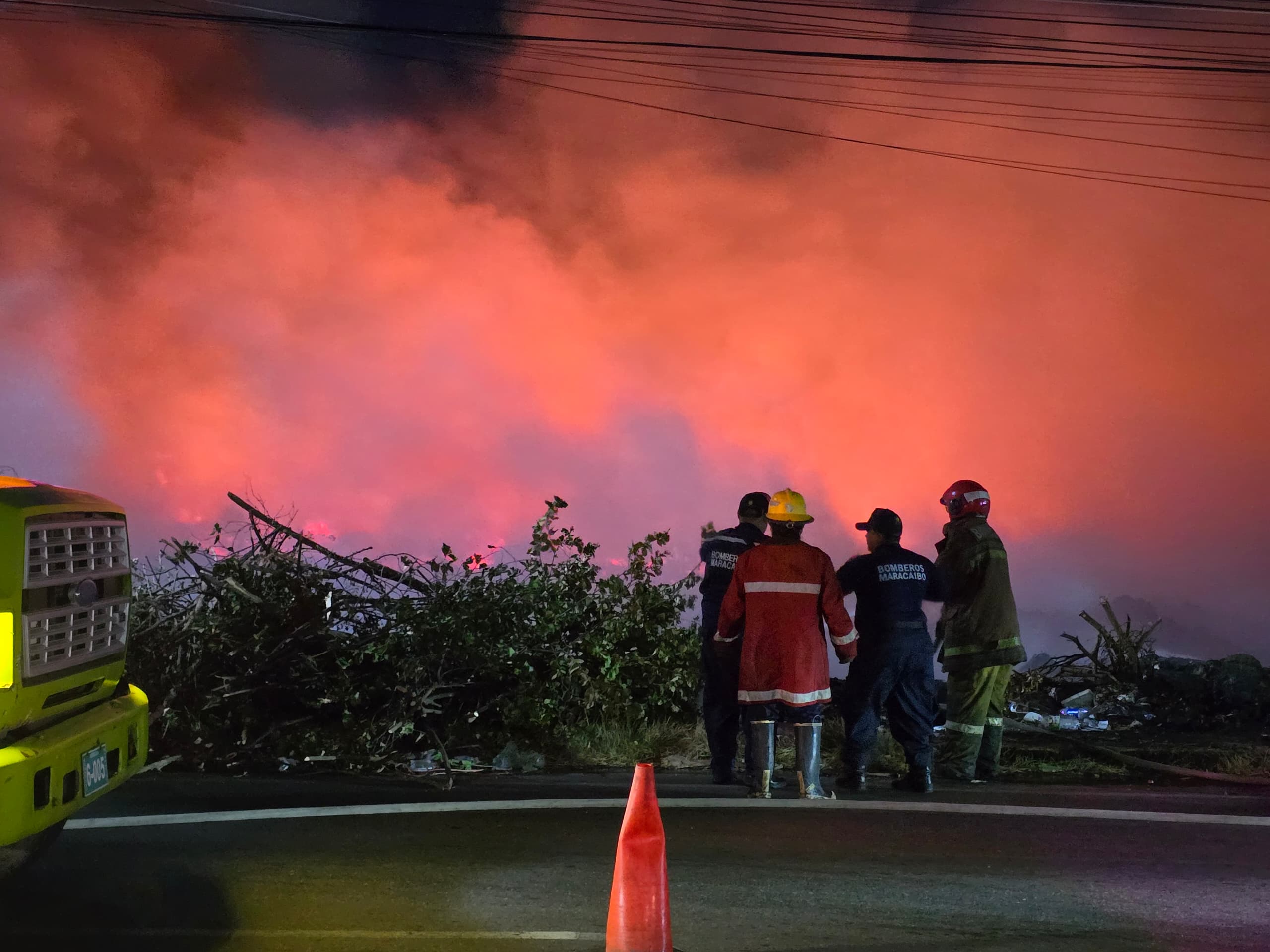 FUEGO en el basural enfrentan los bomberos