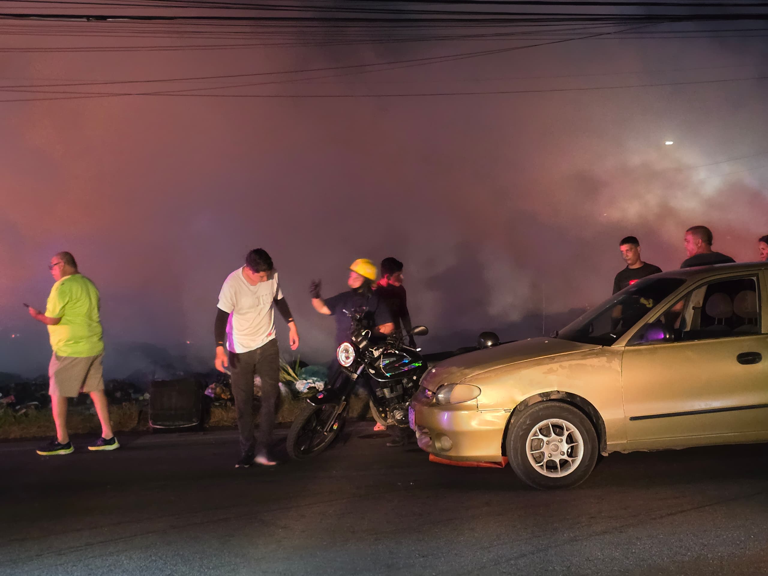 Choque suma caos al incendio en Los Olivos