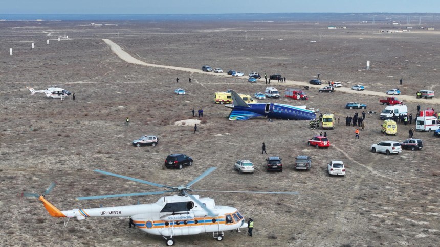 Pasajero grabó los minutos previos al trágico accidente aéreo en Kazajistán