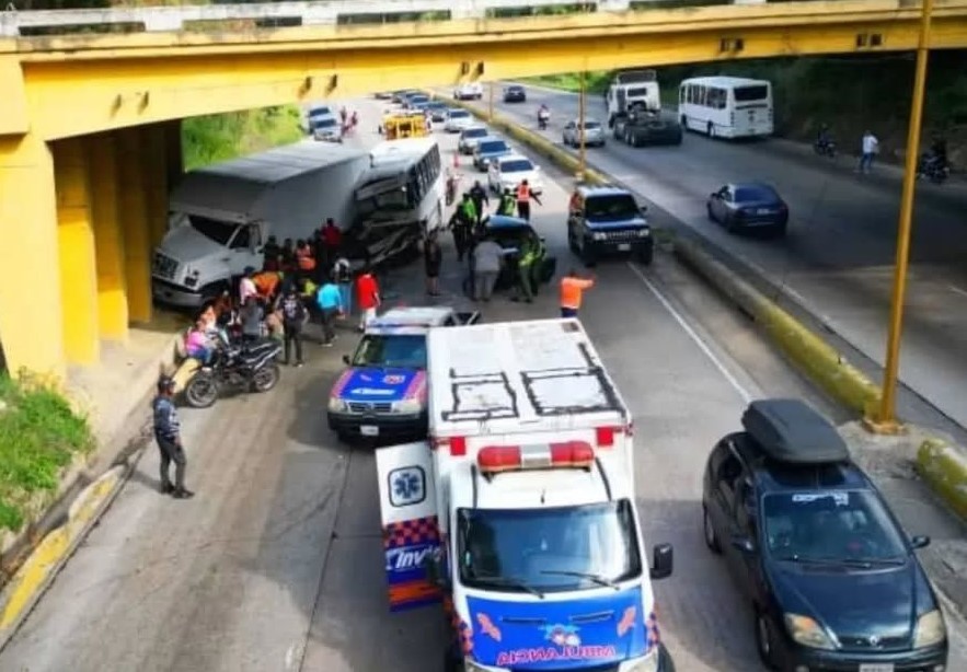 Cinco heridos de gravedad dejó accidente de tránsito en la carretera Valencia-Puerto Cabello