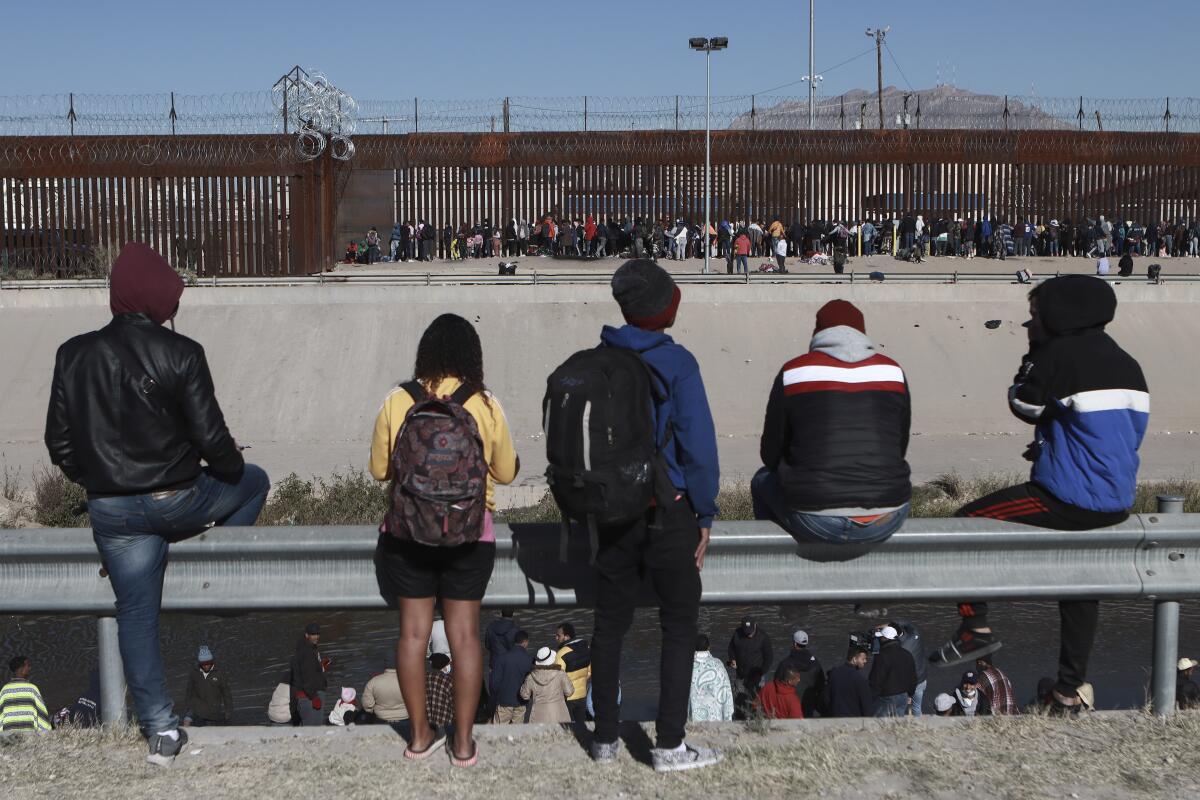 Migrantes celebran una Navidad varados en México